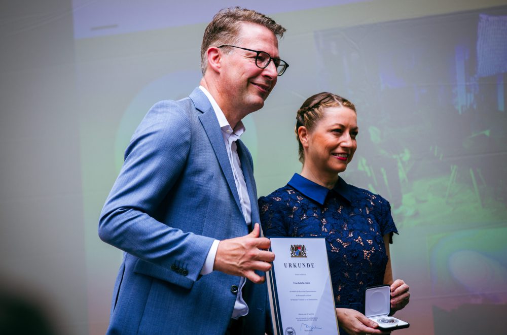 Ein toller Moment: Von Kunstminister Markus Blume wurde ich im Juni 2026 mit der Bayerischen Denkmalschutzmedaille ausgezeichnet. (Foto: Paul Busse)